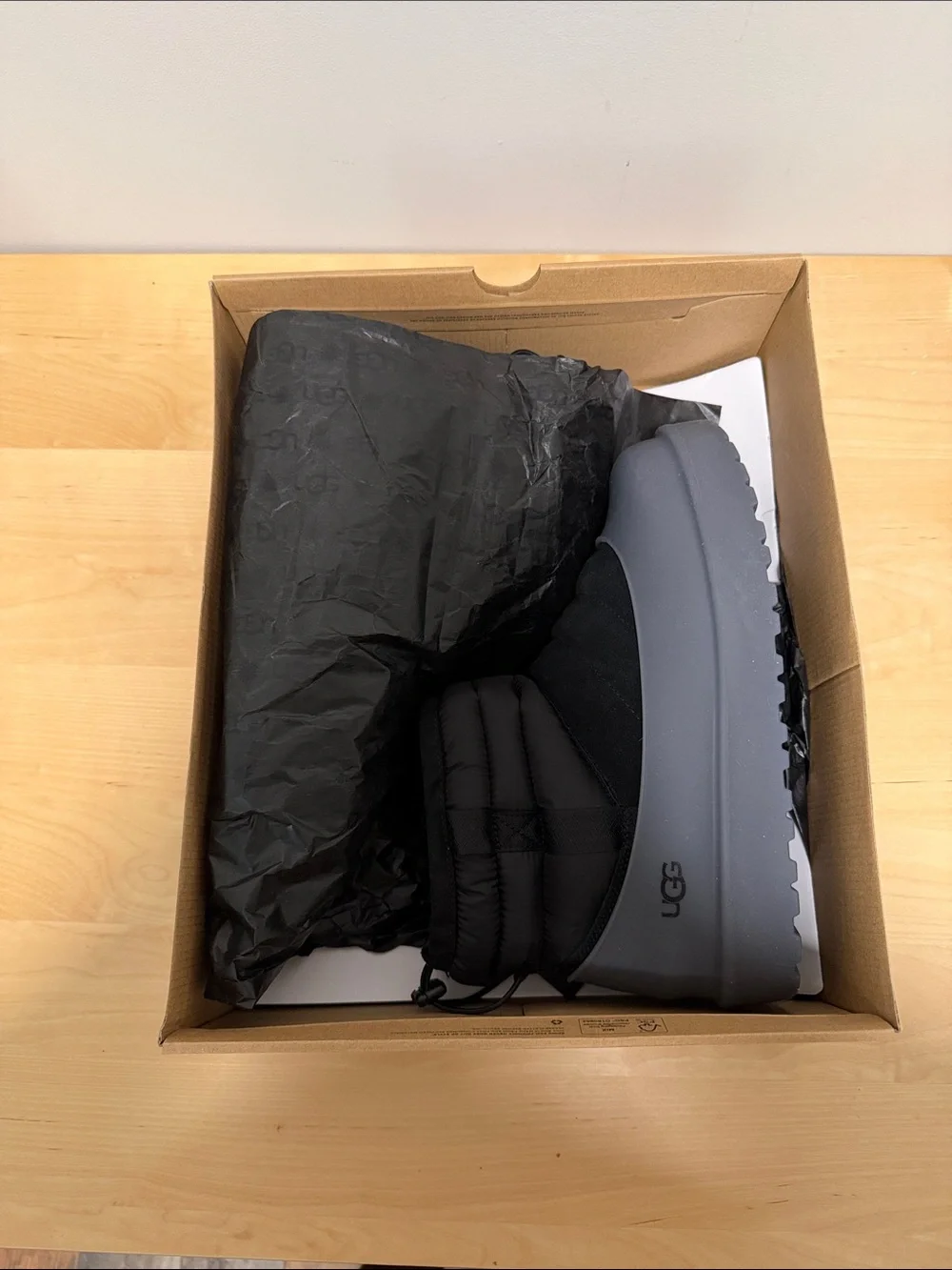 Ugg Mens Classic Mini Pull-On weather boot